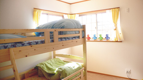 お子さまたちの寝室には、奥さまのご希望どおり2段ベッドが置かれている